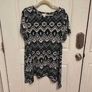 Lularoe Melissa top shark bite hem